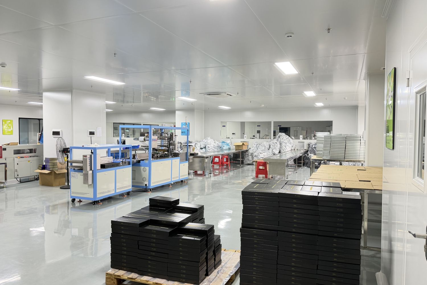 Automated filling line inside YANE Beauty's 12,000m² cosmetics factory in Guangzhou