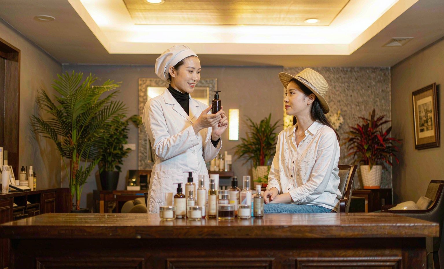 Cố vấn làm đẹp Việt Nam giới thiệu sản phẩm dưỡng da YANE Beauty cho khách hàng trong spa hiện đại